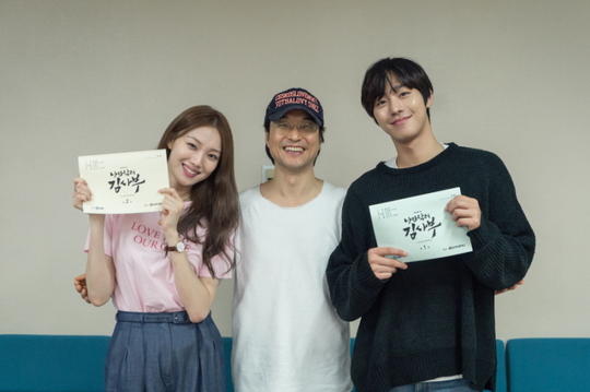 SBS New Moonhwa Drama Romantic Doctor Kim Sabu Season 2 was released on the first script reading scene.SBS New Moonwha Drama Romantic Doctor Kim Sabu Season 2 (playplayplay by Kang Eun-kyung/directed by Yoo In-sik/produced by Samhwa Networks), which will be broadcast first on January 6, 2020, is a story of real doctor in the background of a poor stone wall hospital in the province.It contains the contents of meeting the eccentric genius Physician Kim Sabu (Han Suk-kyu) and going to the real romance of life and running fiercely.It is raising expectations by foreshadowing exciting narratives and deep lines, pleasant laughter and heartbreaking echoes that are more exciting than Romantic Doctor Kim Sabu Season 1.Above all, actors and crews appearing in Romantic Doctor Kim Sabu Season 2 gathered together for the first time in September to conduct their first script reading and threw a meaningful release.The first script practice at the Ilsan SBS Production Center Drama Practice Room was accompanied by Han Suk-kyu - Lee Sung-kyung - Ahn Hyo-seop - Jin Kyeong - Im Won-hee - Byeon Woo-Min - Choi Jin-ho - Kim Min -jae - Yoon Na-pah - Jang Hyuk-jin - Kim Joo-heon - Shin Dong-wook - So Ju-yeon - Park Hyo-Joo Romantic Doctor Kim Sabu Season 1 The new members who joined the first year of Doldam Hospital gathered together to create a hot heat.On behalf of the production team, Drama Kook, head of the company, said, The romantic doctor Kim Sabu Season 2 is a work I wanted to wait for.I will spare no effort to support it to be a good work. In particular, Kang Eun-kyung said, I am glad to see the good actors and staff of Season 1.Im so glad to be able to work with you, said Yoo In-sik, who expressed his feelings about Season 2, saying, Ill try to do a good work again.In the first script reading, which started in earnest with the applause of all the attendees, Han Suk-kyu called himself a romantic doctor and overwhelmed the scene with a resale patented vocalization and gesture as a geek Physician Kim Sabu who guarded Doldam Hospital.Lee Sung-kyung, who plays Cha Eun-jae, the second-year hard-working genius of the confident elite thoracic surgeon fellow, revived his youthful and charming appearance with a distinctive bright tone voice.Ahn Hyo-seop, a surgeon fellow who is cynical in everything but has a tremendous concentration in the operating room, has been on the scene with passion to express gestures, gestures and gestures.Jin Kyeong, a gruff and righteous nurse, expressed the form of a scary hostess who keeps a strong axis of Doldam Hospital with solid acting power, and Im Won-hee, the indecisive administrative director, showed the wit to make the sea of ​​laughs for each ambassador he threw.The warm-hearted freelance anesthesiologist, Nam Do Il Station Byeon Woo-Min, and the best actor for the success, Choi Jin-ho of Do Yoon-wan, led the play with heavy acting power.In addition, Kim Min-jae, a nurse who is responsible, righteous, and heart-warming nurse, and Jung In-soo, who was dispatched to Doldam Hospital as an emergency medicine specialist, made his elasticity with vividly alive acting, perfectly melted in the character.Here, Song Hyun-chul station Jang Hyuk-jin, who chose a tightrope rather than a capacity with Kim Hong-pa, the director of the Doldam Hospital, gathered his attention with the hot-rolled work that saved the meaning of the ambassador.In addition, the newly joined actors in Romantic Doctor Kim Sabu Season 2 such as Kim Joo-heon - Shin Dong-wook - Soju-yeon - Park Hyo-joo attracted attention with realistic acting like the actual filming.Kim Joo-heon was the role of Park Min-guk, who will face intense competition and confrontation with Kim Sa-bu, and every word of ambassador brought tension, and Shin Dong-wook played the role of Bae Moon-jung, a specialist in orthopedic surgery at Doldam Hospital, giving fresh stimulation.Soju is an Energizer Yoon-ae-mum, which makes Doldam Hospital laugh once more with its unique sunshine. Park Hyo-joo is an authoritative, blunt, and defensive mindset of the patient.Since the first script reading, all actors teamwork has been the best fit, so we have raised our expectations even more, said Samhwa Networks, a production company. We are confident that not only laughter but also the actors passion for Acting will be hotter than ever, so a highly complete work will come out.At the beginning of the new year in 2020, I would like to ask for your interest in the romantic doctor Kim Sabu Season 2, which will give a calm impression and resonance to the house theater. (Photo provision = Samhwa Networks)pear hyo-ju