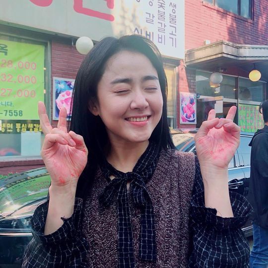 Actor Moon Geun-young released a photo of the drama shooting scene.Moon Geun-young posted a picture on December 9th with an article entitled Today is Phantom Day on his personal instagram.In the photo, Moon Geun-young poses V with both blood-stained hands and makes a cute smile and attracts attention.Moon Geun-young played the role of a new detective Phantom of the subway police investigation team in the TVN monthly drama Catch the Phantom.The Phantom, played by Moon Geun-young, struggles to find his lost autistic twin brother Eugene in the drama, and Moon Geun-young has boasted his constant acting ability by playing two roles in the drama.Choi Yu-jin