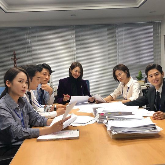 Actor Shin Min-a called for the Advisor to watch the end.Shin Min-a wrote on December 9 in his instagram, Sunyoung Congressional Office. Last week. Ill see you tonight. Lets go to the end.The last week of the aide and posted a picture.In the released photos, actors appearing together in The Advisor are gathering in front of the table to prepare for the filming.Shin Min-a, who leads the people in the chambers in the play, is doing his best to shoot until the end with a relaxed smile.The netizens who responded to the posts expressed regret over the drama end by responding such as Do not go to Kang Sun-young and Its already over?Lee Ha-na
