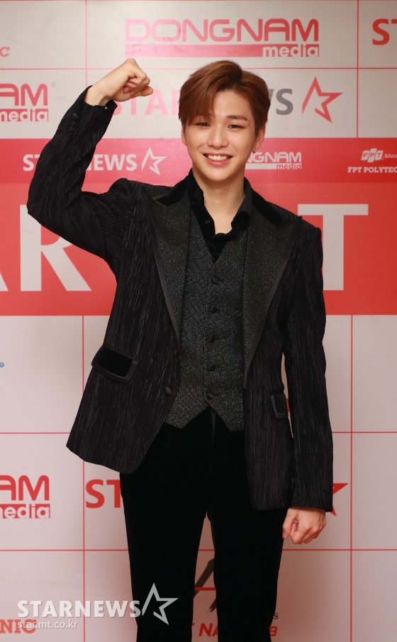 가수 강다니엘이 지난 11월 26일(현지시간) 베트남 하노이 미딩 국립경기장에서 스타뉴스 주최로 열린 '2019 아시아 아티스트 어워즈 인 베트남'(2019 Asia Artist Awards in Vietnam)에 참석해 베스트 이모티브 가수상을 수상한 뒤 기념촬영을 하고 있다. /하노이(베트남)=이동훈 기자