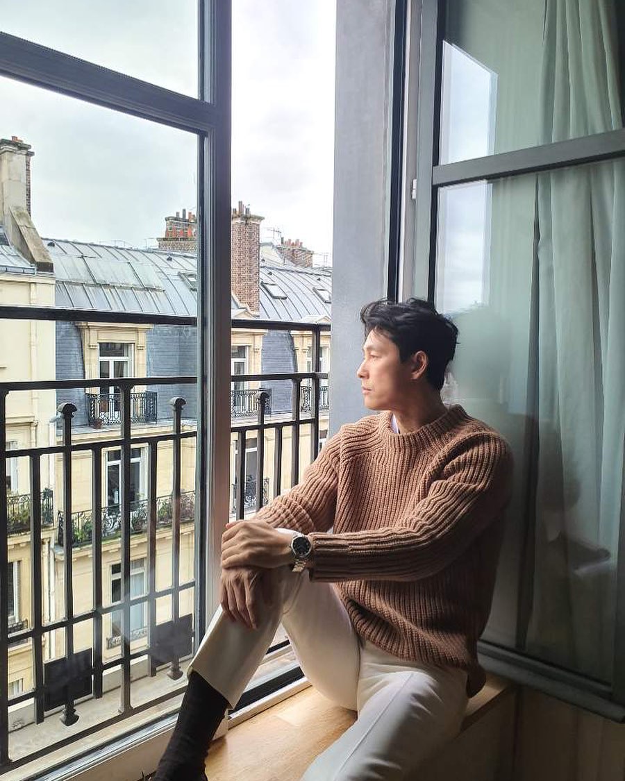 Actor Jung Woo-sung has reported his recent situation.On the 9th, Jung Woo-sung posted a picture on his instagram .In the photo, Jung Woo-sung sits on a large window and looks out the window with an excellent expression. Jung Woo-sung wears beige knit, ivory pants, and hair is turned back.Jung Woo-sung received the Best Actor Award at the 40th Blue Dragon Film Festival held on the 21st of last month.Photo = Jung Woo-sung Instagram  