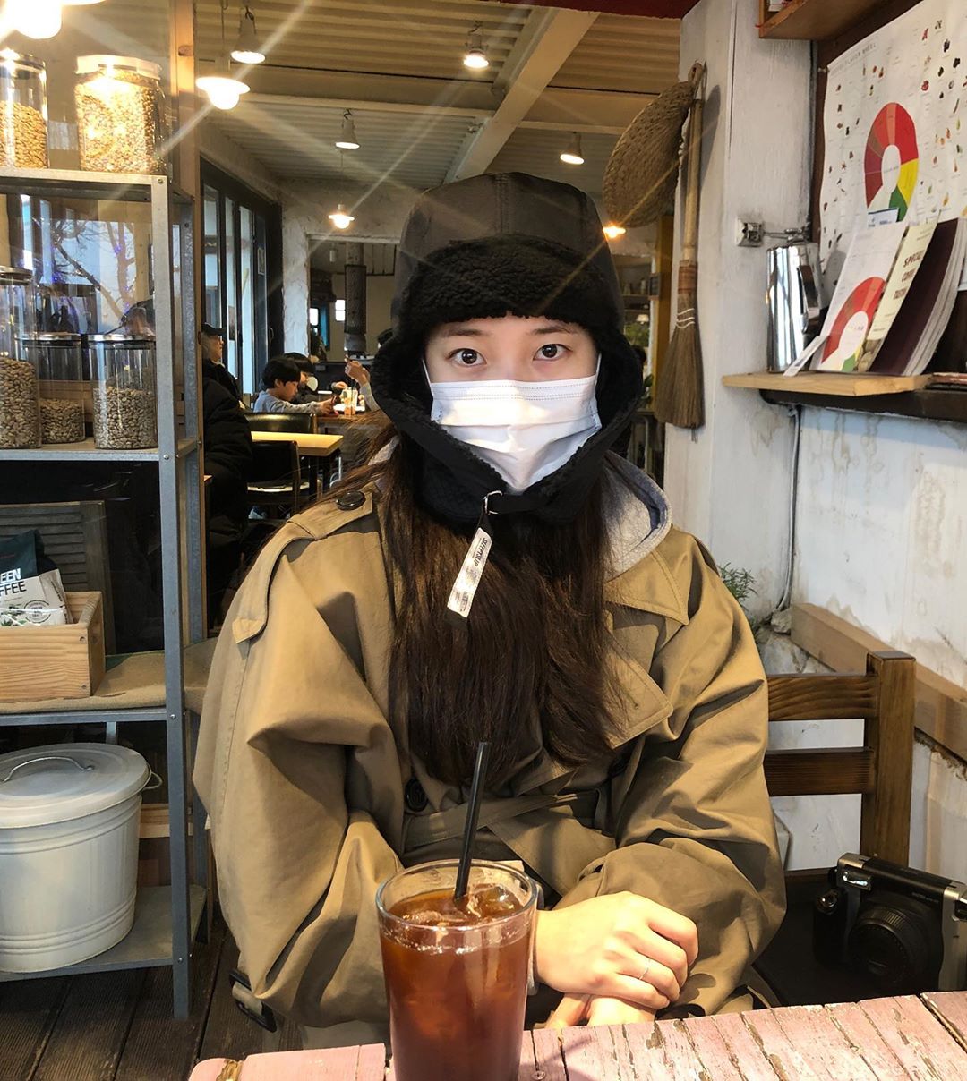 Bae Suzy has reported on the latest.On the 9th, Bae Suzy posted two photos on his Instagram and posted Last year.In the photo, Bae Suzy is wearing a black night hat in a cafe and looking at the camera wearing a white mask; Bae Suzy is wearing a khaki coat.There is also a film camera on the left chair, and an ice americano on the table.Bae Suzy will appear in the movie Baekdusan, which will be released on the 19th.Photo = Bae Suzy Instagram