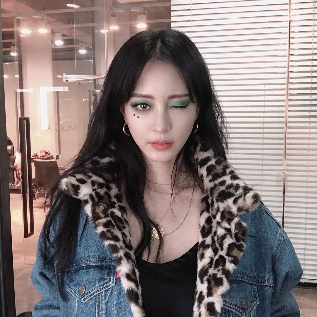 Actor Han Ye-seul has reported on the latest.On the 9th, Han Ye-seul posted a picture on his Instagram with a picture called READY.Han Ye-seul in the photo called the green eye shadow thick and took two dots under the eyes.Han Ye-seul layered several necklaces and wore a blue jacket with a leopard-printed fur lining; Han Ye-seul winks and looks at the camera with a blank expression.MBC entertainment Sisters Rice Long, starring Han Ye-seul, is broadcast every Monday at 11:10 pm.Photo = Han Ye-seul Instagram
