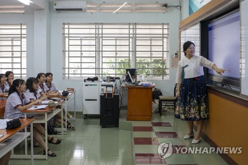 한국어 공부하는 베트남 트득고 학생들 (호찌민=연합뉴스) 이재영 기자 = 5일(현지시간) 베트남 호찌민시 트득고등학교 학생들이 국립국제교육원 파견 교사 허선씨로부터 한국어를 배우고 있다. 2019.12.5