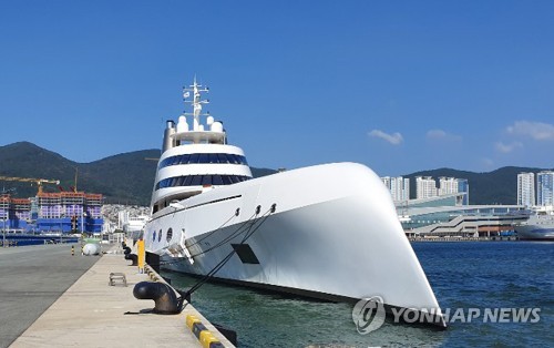 부산항 재방문 '슈퍼요트A' (부산=연합뉴스) 전 세계에서 손꼽히는 러시아 재벌의 초호화 요트인 '슈퍼요트 A'가 이달 8일 부산항에 다시 방문했다. 사진은 부산항 국제여객터미널에 정박한 슈퍼요트A 모습. 2019.12.9 [프린세스요트코리아 제공, 재판매 및 DB금지] pitbull@yna.co.kr