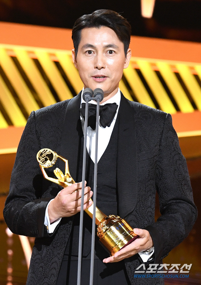 From the icon of youth to becoming the representative actor of Chungmuro ​​leading Korean movies.The effort and performance that Actor Jung Woo-sung (46) has polished silently for 25 years finally shines on the Blue Dragon stage.Jung Woo-sung, who made his debut in 1994 and showed his beautiful appearance and energy of hot youth through Bit and No Sun, and became the best youth star of the 90s at once.He has shown a soft image of melodramas such as Easer in the Head, Sad Movie, Do not forget me, and the intense and charismatic appearance of action films such as Good and Bad Bad Guy, Watchers, A Sue of God, Asura, The King He became a tor and a top star.He finally lifted the Blue Dragon Academy Awards trophy in five games and six with the human drama Innocent Witness.Jung Woo-sung moved the audience and the critics by showing the image of Human Jung Woo-sung, not the soft and romantic image that was shown in the melodrama, not the image of the intense action star that was shown in the movie in Innocent Witness.It has proved that there is still something to show even after 25 years of debut.Jung Woo-sung, who met again before the excitement of the Blue Dragon Awards, frankly said that he had been saddened by the fact that he missed the prize in Blue Dragon.In fact, I had a lot of connection with the Blue Dragon in popularity, and of course I was grateful for the popularity, but it is true that I was sorry that I was repeatedly called after I became a nominated person.So, he had Feelings, I think, The Affectionate Award. But that changed my mind, too, because not all Actors want to win and act.I was older and I could get it only once before I retired, so I wanted to be very nice.I think I have a very relaxed idea that I would like to have one award before retirement.This time, I met a character named Yang Soon-ho in Innocent Witness and it seems that I got a starring award sooner than I thought. Jung Woo-sung, who has held numerous top trophies in his arms.Nevertheless, the trophy of the Blue Dragon Film Award, which won the first awards, came to a different point because of the meaning and authority of the Blue Dragon.Blue Dragon is a film-only award, so all filmmakers have to have different ideas about Blue Dragon.Some people tell me Ive received the award late, in a way Feelings, who got it sooner than I thought.If I was to receive this award in my 20s and 30s, I think I would have put my shoulder to hold on to the weight of the top.It is Feelings who got the prize at this point of emptying the mind and got it quickly.It is Feelings that keep me warm with feathery Feelings rather than Feelings the weight of the above only with heavy weight.I think we should carry the meaning of the prize as acting so that it is not too heavy and too arrogant. Jung Woo-sung, who was represented by a handsome face, but was reborn as an actor who believed in the trophy of Blue Dragon.He does not always lose his pleasant attitude, he laughed, saying, Now we have to go to good looks again.It took a long time to be recognized as an acting ability because it was overwhelmed by the overwhelming star, and he showed a clear attitude that he was The movie Actor is the face of the times; when the actor Jung Woo-sung came out, it was evaluated that a fresh movie came out because of its tall and pretty appearance.The appearance of the star was quickly proved, but it was a disparate object from the appearance and expression of the protagonist in the movie.It is a movie that represents reality, and it is also necessary to be friendly as if the person in the movie is watching someone living next to me.However, it seems to the audience that Jung Woo-sung was a cinematic figure in the movie rather than a sense of homogeneity no matter what role he took.Jung Woo-sung is also someone in this society, and I tried to show the audience constantly for a long time that what I want to express in this work is not much different from other actors.It seems that it took a long time to approach the humanity in the shell of Jung Woo-sung.I joke, I got a prize because I was holding out, but I literally tried to keep it steady for a long time and show it, so I think I could reduce the distance. Yang Soon-ho of Innocent Witness, which was completely different from the image that was shown through the existing works, is the character that seems to be the most different in the filmography, but it is the person who showed the humanity of Jung Woo-sung the most.Jung Woo-sung has consistently shown good behavior, and I felt more sincerity and authenticity.Jung Woo-sung said he was healed himself by playing such a Yang Soon-ho, and thus said frankly that the Soon-ho cannot be more special as a result of the Awards.