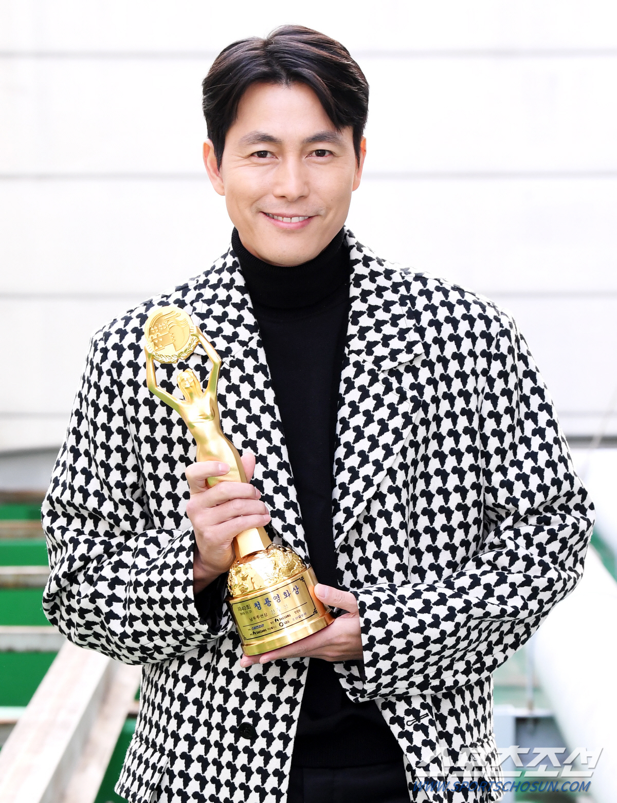 The Academy Awards for Blue Dragon Film, Lee Jung-jae liked it better than me.Actor Jung Woo-sung (46), who was the first to hold the Blue Dragon Film Awards in his arms in 25 years of debut.He was recognized for his stardom early on with four popular awards, but he was nominated for four Academy Awards and one Best Supporting Actor, but he had to drink to the Awards.In the film Innocent Witness (director Lee Han), where a lawyer who has to prove the innocence of a suspect in a murder suspect is the only witness to the crime scene, he met the autistic girl and met the autistic girl Jiu, and became the protagonist of the Blue Dragon Film Award.Jung Woo-sung, who attended the awards ceremony as the only candidate for Innocent Witness and even won the awards.Unlike other teams, Actor, who appeared immediately after the call, asked if he was sorry he could not share his joy with the staff. But I was very pleased to see (Kim) Body Chemistry as a prize winner.Body Chemistry had been waiting for me to say hello to me after finishing the supporting actor award, but I did not see my face on the day because the schedule time did not match.But Body Chemistry also congratulated me. I am also sorry that I am receiving a great honor for my work.Lee Han-chan, who was in the back of the celebration, also came to me with a pleasant joy, but I felt sorry for the director. The public expectation that has grown even more due to the Academy Awards.However, Jung Woo-sung said that he will continue to play Jung Woo-sung silently behind the burden.Of course, I have a responsibility to take the weight of the prize, but I think it is important to walk Jung Woo-sung in the future as I have lived every moment to save all the characters and find out what I am.If Actor meets the character in the movie is the completion of the movie, life is a process of finding out what Jung Woo-sung is like.Ive never tried to lean on or settle for anyone, and Ive been looking for myself more than someone wants me to be.I made my debut as a youth star, and I was not only the publics desire, but also the one who was in charge of this and that, and sometimes I heard the word Why do not you do it?But in other ways, I have tried such various attempts, so flexible expressions seem to be given to myself. Jung Woo-sung, who is in the midst of preparing for his first production Protector following the film production.Asked if he had any desire for the new director awards, he laughed, saying, I am too brazen to aim for now. I just think I want to shoot well now.I went to location hunting yesterday, and I think I might have the shame to think about the new director award according to the finished book, or I will think about getting better next time.I hope you have a lot of expectations. I think expectation will be a good stimulus to make it more faithful as a director in the field. Jung Woo-sung, who has lived as an actor for 25 years, is challenging the production beyond production. What does it mean to him that movie means?Jung Woo-sung replied, It is hard to easily define what it means.The nature of the work of film is long. One work is given several months of time.So, naturally, the time of privacy is reduced and all the time of everyday life flows into work-related meetings and thoughts. In fact, if you ask what does the movie mean to you, you can not easily answer.Already I am too much of a person in the movie In to see what it means to Jung Woo-sung in the movie Out.However, it is certain that the whole time I have been in is the movie itself. 