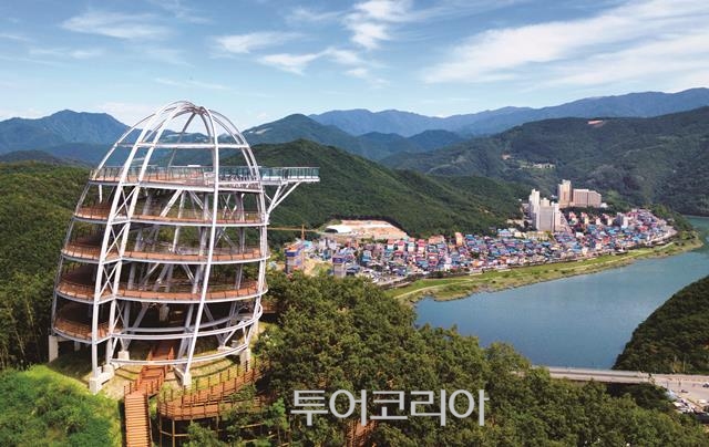 Who will be the main character of Korea Tourism Star which contributed to the development of New Year Korea?The Ministry of Culture, Sports and Tourism and Korea Tourism Organization are 2019 Korea Tourism Star, Nakan-eup Castle, ▲ Taihwa River National Garden, ▲ Mancheon Skywalk ▲ Theme Park, ▲ Jungnamjin Pyeonbaek Forest Woodland ▲ Bunker of Light ▲ Welcome, First Time in Korea? ~ Korea is Its the first time.▲ EXO (EXO) and seven other places will be selected and will be awarded at the Topaz Hall at the guesthouse of Shilla Hotel in Seoul at 3 pm today (10th).In particular, this year, we have reorganized into a special prize and a special prize system instead of the existing field and sectoral award system, and focused more on the attractiveness and contribution of tourism resources.The five places that won the star prize of Korea Tourism this year are Nakan-eup Castle, Taehwa River National Garden, Mancheonha Skywalk Theme Park, and Jeongnamjin Pyeonbaek Forest Woodland. The special prize is the bunker of light, Welcome, First Time in Korea? ~ Korea is its the first time.I went back to EXO and others.Suncheon Nakan-eupseong, which won the main prize, is the planned city of the Joseon Dynasty, the first place in Korea where the castle village was designated as a private site (No. 302).The castle, Dongheon, guest house, marketplace, and Choga are well preserved in their original form, and local residents still live in the city, so they can meet living history and tradition.It was selected as the prize for its recognition that it preserves the original charm of cultural heritage and retains its vitality.Ulsan Taehwa River National Garden was created from 2004 to 2010 by restoring the Taehwa River, which was heavily polluted in the early 2000s, and returning 186,000 square meters of land to be developed as a residential area. It was designated as the second national garden in July 2019.It received a high score in that it created new charm by actively utilizing the constraints of location.Danyang Mancheonha Skywalk consists of a glass bridge and observatory overlooking the South Han River, a straw wire flying from 120m to 980m from the iron wire, a monorail alpine coaster crossing a remote forest road at a maximum speed of 40km / h, and a Danyang River Jando walking along the southern Han River cliff.It has been evaluated as a local Gwanggwang spot, with 2 million visitors since its opening in 2017.Jangheung Jungnamjin Pyeonbaek Forest is 100 hectares (ha) in the foot of Mt.Woodland, which was selected as an open tourist destination in 2018, is famous for its gentle slope Malegil, which is built between dense white trees to the top of Mount Eupbul.You can experience woodworking in a wheelchair, stay at an ecological architecture experience center, and ride an eco-friendly electric car that travels all over the area from the ticket office.In addition, Jeju Bunker of Light is a place where 900 pyeong space, which was used as a national communication facility, was reborn as an immersive media art exhibition hall. Since its opening in November 2018, 560,000 visitors have been looking for it.It features a special reconstruction of works by world-renowned masters such as Gustav Klimt and Vincent Van Gogh with dozens of projectors and speakers, and is expected to grow in the future due to its high potential.The broadcasting program that contributed to the revitalization of Korea tourism is Welcome, First Time in Korea? ~ Korea is Its the first time.?was selected.EXO (EXO) was selected as a contributor to the revitalization of Korean tourism through popular culture.EXO is a male group that works at the forefront of Korean Wave culture, especially participating as an honorary ambassador for Korea Tourism.Nakan-eupseong and Taehwa River National Garden, Mancheonha Skywalk and Jeongnamjin Pyeonbaek Forest Woodland