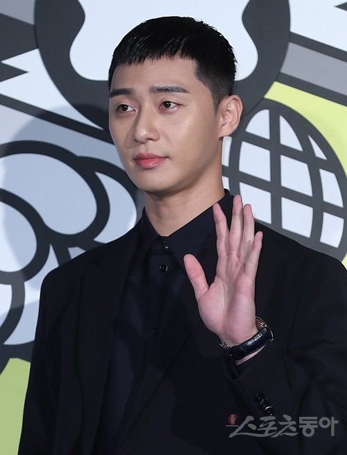 We detected activities that appeared to have been hacked, such as blocking access to managers and deleting posts on Park Seo-joons personal YouTube channel on the morning of the 9th day, and immediately requested the YouTube headquarters to recover and take action on the hacking damage, said Park Seo-joon agency Awesome.We will formally request the cyber investigation team to investigate illegal activities that create anxiety, the agency said, notifying the company that it will suspend the channel until accurate identification of the damage is made.Park Seo-joon also said in his instagram that I feel sick because I have been deleted from my memories, he said. I hope there will be no secondary damage.Park Seo-joon opened a personal YouTube channel Record Box in July, saying, We started to communicate with fans.Park Seo-joons channel, which attracted great attention with the news of the opening, recently received a silver button from YouTube, exceeding 100,000 subscribers.dong-a.com digital news team