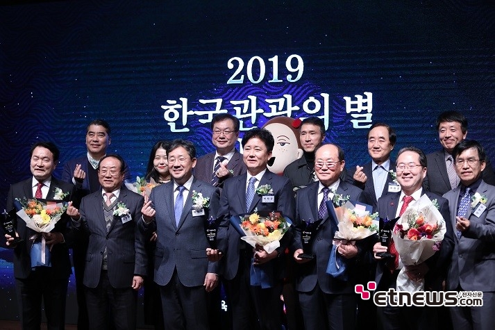 , EXO (EXO) awardThe 2019 Korea Tourism Star Awards ceremony was held at Topaz Hall, the guesthouse of Shilla Hotel in Jangchung-dong, Seoul, at 3 p.m. on the 10th (Tuesday).On the same day, Minister Park Yang-woo of the Ministry of Culture, Sports and Tourism and President Ahn Young-bae of the Korea Tourism Organization attended the ceremony.The Star of Korea Tourism has been promoted since 2010 to discover and publicize excellent tourism resources that contributed to the development of Korea tourism during the year.In 2019, instead of the existing field and sector awards system, it was reorganized into a main prize and a special prize system, focusing more on the attractiveness and contribution of tourism resources.The 2019 Korea Tourism Star selected seven categories in four categories and three special categories.Four awards were selected: Suncheon Nakan-eup Castle, Ulsan Taehwa River National Garden, Danyang-Kunshan Grand Bridge Mancheon Skywalk, and Jangheung Station Jungnamjin Pyeonbaek Forest Woodland.Suncheon Nakan-eupseong is a planned city of the Joseon Dynasty, and it is the first place in Korea where the castle and village were designated as private sites (No. 302).The castle, Dongheon, guest house, marketplace, and Choga are well preserved in their original shape, and local residents still live.It was selected as the prize for its preservation of the original charm of cultural heritage and its preservation of vitality.The Ulsan Taehwa River National Garden was created by restoring the Taehwa River, which was heavily polluted in the early 2000s, and returning 186,000 square meters of land to be developed as a residential area.It was designated as the second national garden in July 2019 in recognition of the value of linking natural resources and gardens.It received a high score in that it created new charm by actively utilizing the constraints of location.Danyang–Kunshan Grand Bridge Mancheonha Skywalk is a glass bridge and observatory overlooking the South Han River, a straw wire flying from 120m to 980m in length, a monorail alpine coaster crossing a remote forest road at up to 40km/h, and a Danyang–Kun walking along the cliff of the South River. It consists of the Shan Grand Bridge River.Since its opening in 2017, it has established itself as a local Gwanggwang attraction, with 2 million visitors.Jangheung Station Jungnamjin Pyeonbaek Forest Woodland is 100 hectares (ha) at the foot of Mt. Eungbul Mountain and is in a Pyeonbaek tree forest that has been over 40 years.The Malegil, a gentle ramp built between dense cypress trees to the top of Mount Eungbul, is famous for its woodworking experience while in a wheelchair and accommodation is also available at an ecological building experience site.Eco-friendly electric cars travel all over the country from ticket offices.The special awards included Bunker of Light, Welcome, First Time in Korea? ~ Korea was Its the first time.?, and EXO (EXO).Jejus Bunker of Light is a new tourism resource that is expected in the future.The 900-pyeong space used as a national agency communication facility was specially reconstructed with dozens of projectors and speakers of World masters such as Gustav Klimt and Vincent Van Gogh.Since its opening in November 2018, 560,000 visitors have been looking for it, creating a new wind for Jeju tourism.Welcome, First Time in Korea? ~ Korea is Its the first time of MBC every1.? Winning a special prize for his contribution to the revitalization of Korean tourism.It is a program that publicizes the charm of Korea that foreigners see through the real travel of foreign friends who first visited Korea.A total of 117 episodes will be aired from 2017 to November 2019 and are loved by viewers.The global K-POP group EXO (EXO) was selected as a special prize for its contribution to spreading Korean Wave to World.EXO is an idol group that works at the forefront of Korean Wave culture and has contributed greatly to attracting foreign tourists, especially participating as an honorary ambassador for Korea Tourism.Next is the results of selecting stars for 2019 Korea Tourismmain image- Nakan-eupseong (Suncheon Market Heo Seok)-Taehwa River National Garden (Ulsan Jung-gu District Mayor Park Tae-wan)-Mancheonha Skywalk Theme Park (Danyang–Kunshan Grand Bridge Countys Ryu Han-woo)- Jeong Nam-jin, Pyeonbaek Forest Woodland (Jangheung Station County, Jung Jong-soon)special prize-Bunker of Light (Chairman of Timonnet, Kim Hyun-jung)-Welcome, First Time in Korea? ~ Korea is Its the first time.? (Jang Jae-hyuk, head of MBC Plus planning and production team)-EXO (EXO)