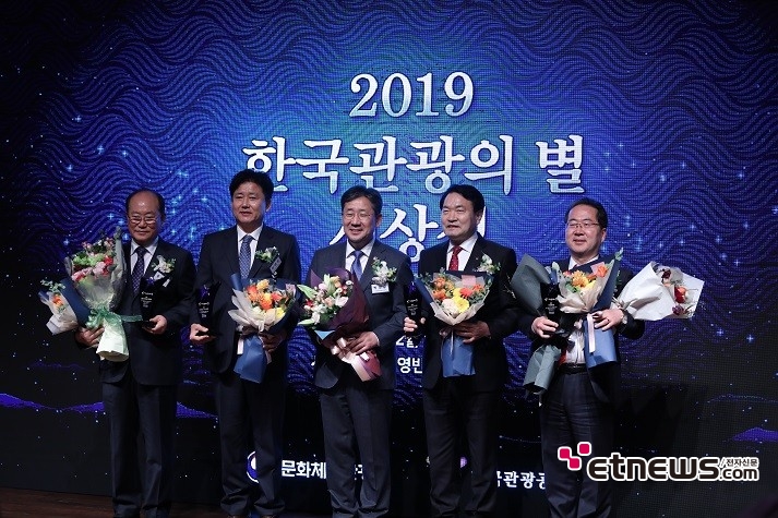 , EXO (EXO) awardThe 2019 Korea Tourism Star Awards ceremony was held at Topaz Hall, the guesthouse of Shilla Hotel in Jangchung-dong, Seoul, at 3 p.m. on the 10th (Tuesday).On the same day, Minister Park Yang-woo of the Ministry of Culture, Sports and Tourism and President Ahn Young-bae of the Korea Tourism Organization attended the ceremony.The Star of Korea Tourism has been promoted since 2010 to discover and publicize excellent tourism resources that contributed to the development of Korea tourism during the year.In 2019, instead of the existing field and sector awards system, it was reorganized into a main prize and a special prize system, focusing more on the attractiveness and contribution of tourism resources.The 2019 Korea Tourism Star selected seven categories in four categories and three special categories.Four awards were selected: Suncheon Nakan-eup Castle, Ulsan Taehwa River National Garden, Danyang-Kunshan Grand Bridge Mancheon Skywalk, and Jangheung Station Jungnamjin Pyeonbaek Forest Woodland.Suncheon Nakan-eupseong is a planned city of the Joseon Dynasty, and it is the first place in Korea where the castle and village were designated as private sites (No. 302).The castle, Dongheon, guest house, marketplace, and Choga are well preserved in their original shape, and local residents still live.It was selected as the prize for its preservation of the original charm of cultural heritage and its preservation of vitality.The Ulsan Taehwa River National Garden was created by restoring the Taehwa River, which was heavily polluted in the early 2000s, and returning 186,000 square meters of land to be developed as a residential area.It was designated as the second national garden in July 2019 in recognition of the value of linking natural resources and gardens.It received a high score in that it created new charm by actively utilizing the constraints of location.Danyang–Kunshan Grand Bridge Mancheonha Skywalk is a glass bridge and observatory overlooking the South Han River, a straw wire flying from 120m to 980m in length, a monorail alpine coaster crossing a remote forest road at up to 40km/h, and a Danyang–Kun walking along the cliff of the South River. It consists of the Shan Grand Bridge River.Since its opening in 2017, it has established itself as a local Gwanggwang attraction, with 2 million visitors.Jangheung Station Jungnamjin Pyeonbaek Forest Woodland is 100 hectares (ha) at the foot of Mt. Eungbul Mountain and is in a Pyeonbaek tree forest that has been over 40 years.The Malegil, a gentle ramp built between dense cypress trees to the top of Mount Eungbul, is famous for its woodworking experience while in a wheelchair and accommodation is also available at an ecological building experience site.Eco-friendly electric cars travel all over the country from ticket offices.The special awards included Bunker of Light, Welcome, First Time in Korea? ~ Korea was Its the first time.?, and EXO (EXO).Jejus Bunker of Light is a new tourism resource that is expected in the future.The 900-pyeong space used as a national agency communication facility was specially reconstructed with dozens of projectors and speakers of World masters such as Gustav Klimt and Vincent Van Gogh.Since its opening in November 2018, 560,000 visitors have been looking for it, creating a new wind for Jeju tourism.Welcome, First Time in Korea? ~ Korea is Its the first time of MBC every1.? Winning a special prize for his contribution to the revitalization of Korean tourism.It is a program that publicizes the charm of Korea that foreigners see through the real travel of foreign friends who first visited Korea.A total of 117 episodes will be aired from 2017 to November 2019 and are loved by viewers.The global K-POP group EXO (EXO) was selected as a special prize for its contribution to spreading Korean Wave to World.EXO is an idol group that works at the forefront of Korean Wave culture and has contributed greatly to attracting foreign tourists, especially participating as an honorary ambassador for Korea Tourism.Next is the results of selecting stars for 2019 Korea Tourismmain image- Nakan-eupseong (Suncheon Market Heo Seok)-Taehwa River National Garden (Ulsan Jung-gu District Mayor Park Tae-wan)-Mancheonha Skywalk Theme Park (Danyang–Kunshan Grand Bridge Countys Ryu Han-woo)- Jeong Nam-jin, Pyeonbaek Forest Woodland (Jangheung Station County, Jung Jong-soon)special prize-Bunker of Light (Chairman of Timonnet, Kim Hyun-jung)-Welcome, First Time in Korea? ~ Korea is Its the first time.? (Jang Jae-hyuk, head of MBC Plus planning and production team)-EXO (EXO)