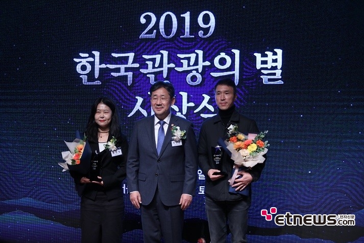 , EXO (EXO) awardThe 2019 Korea Tourism Star Awards ceremony was held at Topaz Hall, the guesthouse of Shilla Hotel in Jangchung-dong, Seoul, at 3 p.m. on the 10th (Tuesday).On the same day, Minister Park Yang-woo of the Ministry of Culture, Sports and Tourism and President Ahn Young-bae of the Korea Tourism Organization attended the ceremony.The Star of Korea Tourism has been promoted since 2010 to discover and publicize excellent tourism resources that contributed to the development of Korea tourism during the year.In 2019, instead of the existing field and sector awards system, it was reorganized into a main prize and a special prize system, focusing more on the attractiveness and contribution of tourism resources.The 2019 Korea Tourism Star selected seven categories in four categories and three special categories.Four awards were selected: Suncheon Nakan-eup Castle, Ulsan Taehwa River National Garden, Danyang-Kunshan Grand Bridge Mancheon Skywalk, and Jangheung Station Jungnamjin Pyeonbaek Forest Woodland.Suncheon Nakan-eupseong is a planned city of the Joseon Dynasty, and it is the first place in Korea where the castle and village were designated as private sites (No. 302).The castle, Dongheon, guest house, marketplace, and Choga are well preserved in their original shape, and local residents still live.It was selected as the prize for its preservation of the original charm of cultural heritage and its preservation of vitality.The Ulsan Taehwa River National Garden was created by restoring the Taehwa River, which was heavily polluted in the early 2000s, and returning 186,000 square meters of land to be developed as a residential area.It was designated as the second national garden in July 2019 in recognition of the value of linking natural resources and gardens.It received a high score in that it created new charm by actively utilizing the constraints of location.Danyang–Kunshan Grand Bridge Mancheonha Skywalk is a glass bridge and observatory overlooking the South Han River, a straw wire flying from 120m to 980m in length, a monorail alpine coaster crossing a remote forest road at up to 40km/h, and a Danyang–Kun walking along the cliff of the South River. It consists of the Shan Grand Bridge River.Since its opening in 2017, it has established itself as a local Gwanggwang attraction, with 2 million visitors.Jangheung Station Jungnamjin Pyeonbaek Forest Woodland is 100 hectares (ha) at the foot of Mt. Eungbul Mountain and is in a Pyeonbaek tree forest that has been over 40 years.The Malegil, a gentle ramp built between dense cypress trees to the top of Mount Eungbul, is famous for its woodworking experience while in a wheelchair and accommodation is also available at an ecological building experience site.Eco-friendly electric cars travel all over the country from ticket offices.The special awards included Bunker of Light, Welcome, First Time in Korea? ~ Korea was Its the first time.?, and EXO (EXO).Jejus Bunker of Light is a new tourism resource that is expected in the future.The 900-pyeong space used as a national agency communication facility was specially reconstructed with dozens of projectors and speakers of World masters such as Gustav Klimt and Vincent Van Gogh.Since its opening in November 2018, 560,000 visitors have been looking for it, creating a new wind for Jeju tourism.Welcome, First Time in Korea? ~ Korea is Its the first time of MBC every1.? Winning a special prize for his contribution to the revitalization of Korean tourism.It is a program that publicizes the charm of Korea that foreigners see through the real travel of foreign friends who first visited Korea.A total of 117 episodes will be aired from 2017 to November 2019 and are loved by viewers.The global K-POP group EXO (EXO) was selected as a special prize for its contribution to spreading Korean Wave to World.EXO is an idol group that works at the forefront of Korean Wave culture and has contributed greatly to attracting foreign tourists, especially participating as an honorary ambassador for Korea Tourism.Next is the results of selecting stars for 2019 Korea Tourismmain image- Nakan-eupseong (Suncheon Market Heo Seok)-Taehwa River National Garden (Ulsan Jung-gu District Mayor Park Tae-wan)-Mancheonha Skywalk Theme Park (Danyang–Kunshan Grand Bridge Countys Ryu Han-woo)- Jeong Nam-jin, Pyeonbaek Forest Woodland (Jangheung Station County, Jung Jong-soon)special prize-Bunker of Light (Chairman of Timonnet, Kim Hyun-jung)-Welcome, First Time in Korea? ~ Korea is Its the first time.? (Jang Jae-hyuk, head of MBC Plus planning and production team)-EXO (EXO)