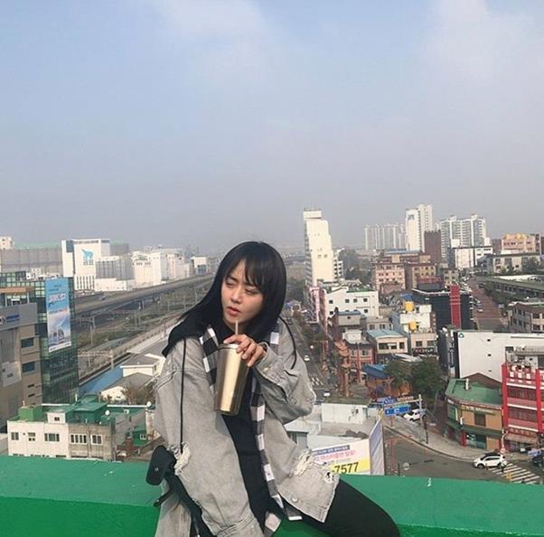 Moon Geun-young has boasted a lovely charm9th day afternoon Moon Geun-young posted three photos on his SNS with an article entitled Phantom is serious.Moon Geun-young in the public photo is staring at the far side with a slight frown.Despite being a serious look, the unhidden Moon Geun-youngs adorability stands out.Meanwhile, Moon Geun-young played Phantom in the TVN drama Catch Phantom; he has been communicating with fans recently through active SNS activities.