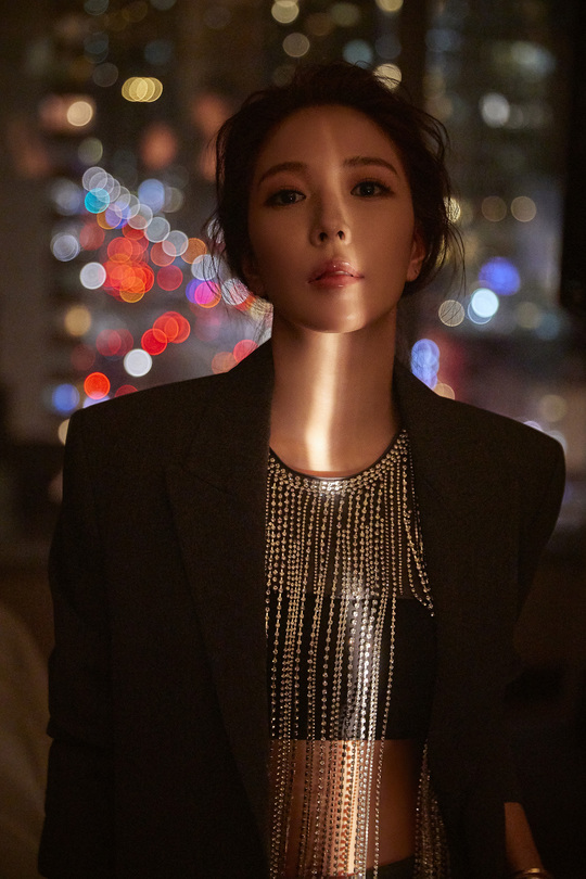 The second Mini album title song Starry Night (Starry Night) Music Video teaser video of BOA (BoA) has been released and is drawing attention.The title song Starry Night Music Video teaser video, released on December 10 at 0:00 on YouTube and Naver TV SMTOWN channels, is receiving a good response because it can feel the atmosphere of a new song with warm winter sensibility in advance.Also, the title song Starry Night is a love song that expresses the two people who share warmth while looking at the stars in the cold winter night sky. It is enough to meet the winter sensibility of BOA, which is loved by singer Crush, who has doubled the charm of the song by featuring, and also by Meri-Chri (Mary Cree) and Winter Love (Winter Love). do.In addition, the Music Video is expected to catch the eye with the combination of The Night Watch of New York City and the attractive visuals of BOA, which are filmed in New York City, USA.bak-beauty