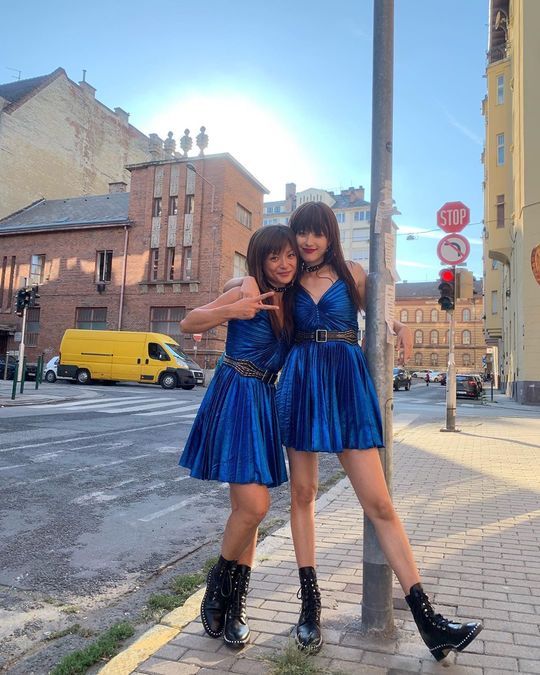 Han Hyo-joo left a certification shot with a stunt Actor.Actor Han Hyo-joo posted photos of his childhood with his article Lovely on December 9th.In the open photo, Han Hyo-joo is taking various poses with a stunt Actor who appears together in the American drama Tread Stone.The two men, both wearing blue dresses and black boots, are focused on their Twinss-like beauty, even their hairstyles are the same.bak-beauty