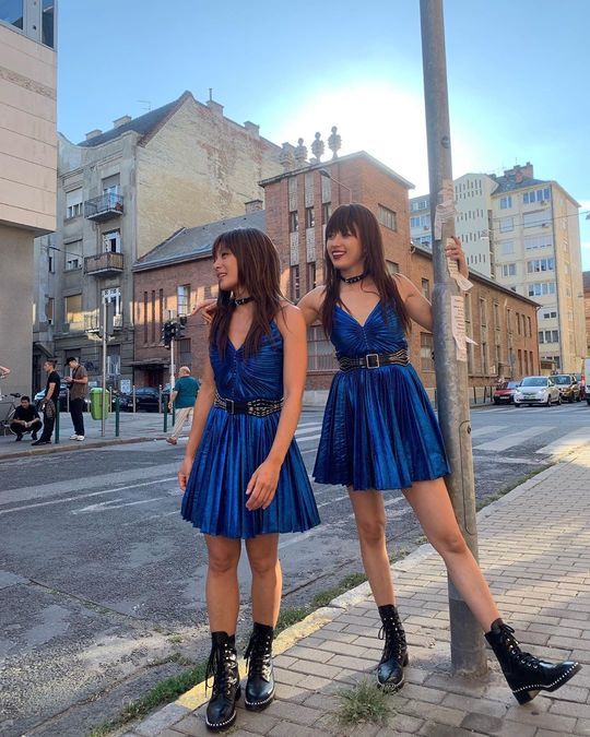 Han Hyo-joo left a certification shot with a stunt Actor.Actor Han Hyo-joo posted photos of his childhood with his article Lovely on December 9th.In the open photo, Han Hyo-joo is taking various poses with a stunt Actor who appears together in the American drama Tread Stone.The two men, both wearing blue dresses and black boots, are focused on their Twinss-like beauty, even their hairstyles are the same.bak-beauty