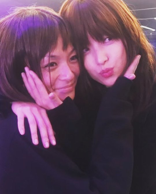 Han Hyo-joo left a certification shot with a stunt Actor.Actor Han Hyo-joo posted photos of his childhood with his article Lovely on December 9th.In the open photo, Han Hyo-joo is taking various poses with a stunt Actor who appears together in the American drama Tread Stone.The two men, both wearing blue dresses and black boots, are focused on their Twinss-like beauty, even their hairstyles are the same.bak-beauty