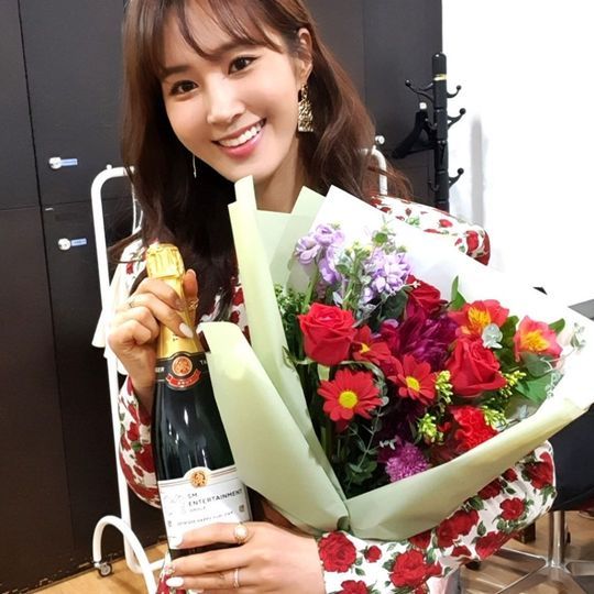 Group Girls Generation member Kwon Yuri boasted fresh beauty.Kwon Yuri posted a picture on his instagram on December 10 with an article entitled I was so happy to come ... a family gathering.The photo shows Kwon Yuri with a bouquet of flowers. Kwon Yuri smiles brightly at the camera.Kwon Yuris disappearing small face size, slender jaw line, and large and clear eyes make her look more beautiful.delay stock