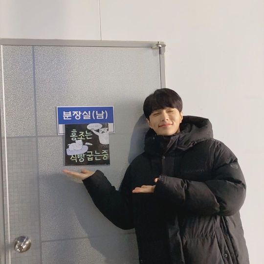 Singer and actor Myoeng-su Kim (El) will appear on KBS 2TVs new drama Welcome, First Time in Korea? (Gase).Myoeng-su Kim posted a picture on December 10 on his personal instagram with an article entitled Welcome, First Time in Korea?Myoeng-su Kim in the photo is wearing a black long padding and smiling in front of the door of the mens dressing room.The door where Myoeng-su Kim stands has a placard saying Hongjo is baking bread.Myoeng-su Kim plays the cat red tide that turns into a male in KBS 2TV new drama Welcome, First Time in Korea? (Gase).KBS 2TV New Drama Welcome, First Time in Korea? (Gage) is a fantasy drama depicting the romance of a woman, Sola, with cat flushing and puppy-like charm, and the orphan author Webtoon Welcome, First Time in Korea?Is the original story: The female lead role of Sola was played by actor Shin Ye-eun.Choi Yu-jin