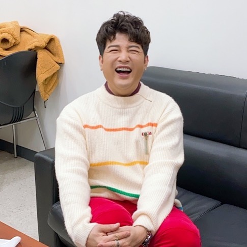 Group Super Junior Shindong has revealed its sloppy routine.Shindong told the personal Instagram on December 10: Shindongs YouTube live show ShindongSHOW is with us at 6pm this evening; which corner will we go to today?Is not it curious? In the photo, Shindong boasts a slim figure in a white knit with stripes.Fans who watched Shindongs posts responded, I think I lost a lot of weight with my cow! Why are you so handsome?Choi Yu-jin