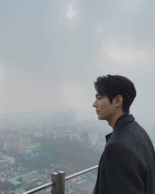 Actor Lee Min-ho flaunted his handsome visualsLee Min-ho posted several photos on his Instagram on December 10.The picture shows Lee Min-ho looking at the sky, which is cloudy with fine dust. Lee Min-hos sliver-like nose catches his eye.Lee Min-hos dazzling eyes also stand out.Fans who responded to the photos responded to real handsome, mask essential!, Actors face shines even in fine dust.delay stock