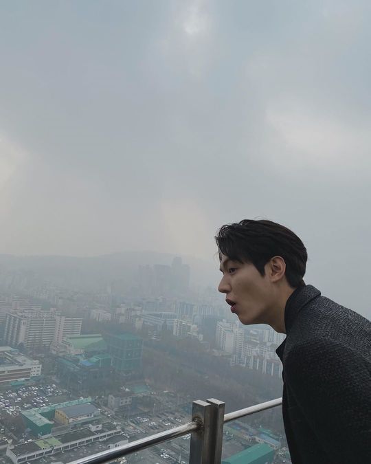 Actor Lee Min-ho flaunted his handsome visualsLee Min-ho posted several photos on his Instagram on December 10.The picture shows Lee Min-ho looking at the sky, which is cloudy with fine dust. Lee Min-hos sliver-like nose catches his eye.Lee Min-hos dazzling eyes also stand out.Fans who responded to the photos responded to real handsome, mask essential!, Actors face shines even in fine dust.delay stock