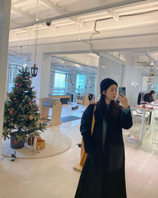 Actor Han Chae-ah showed off her beautiful beautiful look as a stranger.On the 10th, Han Chae-ah posted a few photos and articles on his instagram saying, This time is the most proud and happy time after Exercise.In the photo, Han Chae-ah, who is taking a picture while looking at the mirror after Exercise, was shown.Although it is a stranger because of the end of Exercise, one Chae is captivating with his brilliant beautiful looks.Meanwhile, Han Chae-ah married Cha Se-jji, son of former national soccer team coach Cha Bum-geun last year, and gave birth to a daughter in October of that year.