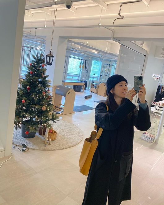 Actor Han Chae-ah showed off her beautiful beautiful look as a stranger.On the 10th, Han Chae-ah posted a few photos and articles on his instagram saying, This time is the most proud and happy time after Exercise.In the photo, Han Chae-ah, who is taking a picture while looking at the mirror after Exercise, was shown.Although it is a stranger because of the end of Exercise, one Chae is captivating with his brilliant beautiful looks.Meanwhile, Han Chae-ah married Cha Se-jji, son of former national soccer team coach Cha Bum-geun last year, and gave birth to a daughter in October of that year.