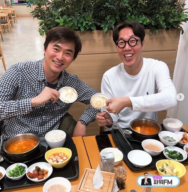 Actor Kim Seok-hoon and broadcaster Kim Young-chuls breakfast certification shot were released.On the 10th, SBS Power FM Kim Young-chuls Power FM (hereinafter referred to as Teel Fam) said on the official SNS, # Kim Young-chuls Power FM # Real-time Actor # Kim Seok-hoon and after the broadcast # Breakfast Time,You know what?I heard Kim Seok-hoons radio and started to fall into the radio. # Hunan Actor # Cheol-up Divide # Actor Kim Seok-hoon # Special Invitational Song Seok # Cheolpam # December # Star Song Year # Subs And posted a picture of DJ Kim Young-chul.The photo shows Kim Seok-hoon and Kim Young-chul eating breakfast at the SBS cafeteria. Kim Seok-hoon and Kim Young-chul are attracted to the breakfast In addition, Kim Seok-hoon and Kim Young-chul laugh brightly toward the camera with a bowl containing egg fries.On the other hand, Kim Seok-hoon is about to appear in the musical Annie which opens on the 14th.