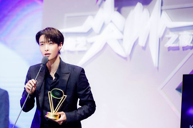 Group EXO Lay swept the China year-end awards ceremony and proved once again the popularity of the Choi Jing award in the local area.Lay won the Choi Jing Award for Singer, the years most popular China mainland man, and the years best-selling digital album award at the 2019 Tencent Music Entertainment Awards at the Kotay Arena in Macau on the 8th (local time).and the others.Lay is the only three-time king at the awards ceremony hosted by Chinas largest soundtrack platform Tencent Music Entertainment.He also won the most awards, and hit songs such as SHEEP, Lay U Down, and Honey also heated the scene with intense performances.Lay won the Asian All-Star Artist and Music Producer of the Year award at the 2020 Aichi Shout Night held at Cadillac Arena in Beijing on June 6.The 2020 Aichii Shout Night, which celebrated its sixth anniversary this year, is a famous awards ceremony hosted by China video platform Aichii. Lay also received explosive responses by decorating the opening stage with the hit song Namana (NAMANANA) prior to the award.Lay is enjoying his first Solo concert tour The Battle.