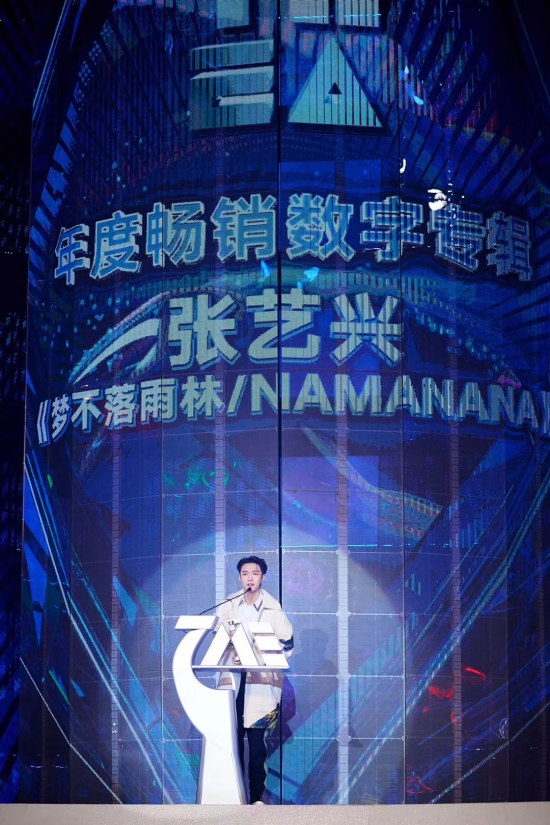 attainmentGroup EXO Lay sweeps China year-end awardsLay won the 2019 Tencent Music Entertainment Awards at the Kotay Arena in Macau on the 8th (local time) and won the Best Singer, the Most Popular China Mainland Male Singer of the Year, and the Best Seller Digital Album of the Year.and the others.Lay is the only three-time king at the awards ceremony hosted by Chinas largest soundtrack platform Tencent Music Entertainment.He has won the most awards on the list, and hit songs such as SHEEP (Ten), Lay U Down (Lay You Down), and Honey (Honey) have also heated up the scene with their prehistoric and intense performances.Lay also won the Asia Universal Artist and Music Producer of the Year awards at the 2020 This Is Shout Night held at Cadillac Arena in Beijing on December 6 (local time), and won two awards to confirm his high popularity and outstanding musical skills.The 2020 This Is Shout Night, which celebrated its sixth anniversary this year, is a famous awards ceremony hosted by China video platform This is, and Lay also received explosive responses by spectacularly decorating the opening stage with the hit song NAMANA (Namana) prior to the award.On the other hand, Lay is enjoying his first solo concert tour Daehanghae.Photo: SM Entertainment