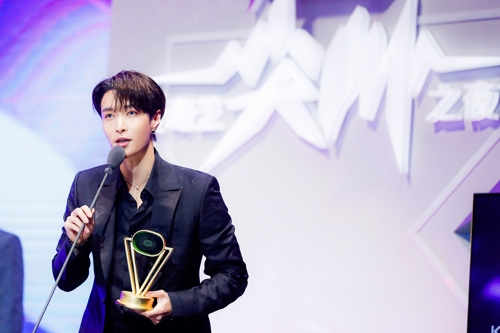According to SM Entertainment on October 10, Lay won awards in Best Singer of the Year, Best Popular Chinese Mainland Male Singer of the Year, and Best Seller of the Year Digital Album at 2019 Tencent Music Entertainment Awards held in Macau on the 8th.and the others.Lay was awarded the Asia All-Anglic Artist and Music Producer of the Year at the 2020 Aichi Shout Night held in Beijing, China on June 6.Lay also performed hit songs at the two awards ceremony and got a response.Lay is currently hosting his first Solo concert tour The Battle.Tencent Music Awards three-time king..The Night of Aichii Shouts 2-Gwang