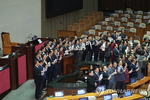 예산안 통과 항의하는 한국당 (서울=연합뉴스) 안정원 기자 = 10일 오후 국회 본회의에서 자유한국당 의원들이 내년도 예산 수정안이 통과된 것과 관련  항의하고 있다. 2019.12.10 jeong@yna.co.kr