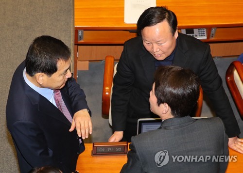 민주당과 한국당의 논의 결과는? (서울=연합뉴스) 진성철 기자 = 더불어민주당 이인영 원내대표(오른쪽 아래), 자유한국당 심재철 원내대표(왼쪽), 김재원 정책위의장이 10일 국회 본회의장에서 논의하고 있다.  2019.12.10 zjin@yna.co.kr