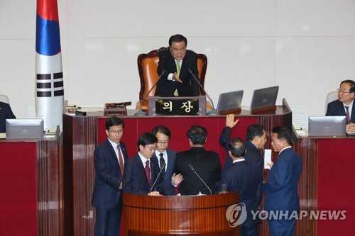 한국당, 예산안 상정 항의 (서울=연합뉴스) 진성철 기자 = 자유한국당 심재철 원내대표, 김재원 원내수석부대표, 이종배 예결위 간사 등이 10일 국회 본회의장에서 문희상 의장에게 예산안 상정에 대해 항의하고 있다.  2019.12.10 zjin@yna.co.kr