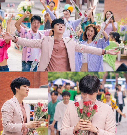 In the 9th and 10th MBC dramas The Hazardous Humans, which will be broadcast on the 11th, Ahn Jae-hyun (played by Lee Kang-woo), who directs musical scenes in the middle of the road, will be drawn to woo viewers.In the last broadcast, The Weak Humans created a breathtaking atmosphere in the past broadcast, with Lee Gang-woo (played by Oh Yeon-seo), who is wandering day and night for the Ministry of Land, Infrastructure and Transport budget, and Lee Gang-woo, who is struggling to intentionally avoid his position due to his strange feelings about Ju Seo-yeon.Among them, the photo shows Lee Kang-woo, who looks at the bouquet with a full expression of excitement, and raises questions.The shy face of Lee Kang-woo and the many people behind him are reminiscent of musical movies and are doubling their excitement.Especially, Lee Kang-woos expression, which is handing flowers to someone, feels a sad heart and hopes that he will be able to meet Ahn Jae-hyun, who is in love with him tonight.Ahn Jae-hyun, who was defending the iron wall against the provocative approach of Ju Seo-yeon, is not able to melt down and the sudden romance that is painted in pink is stimulating the curiosity of viewers.The 9th and 10th episodes of Disabled Humans will be broadcast at 8:55 pm.Photos  ASTERY Provision