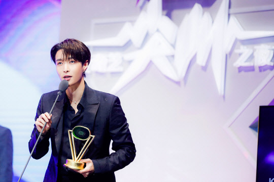 EXO Lay (pictured with SM Entertainment) swept the China year-end awards ceremony, once again proving its popularity with the Choi Jing award locally.Lay won the Choi Jeong Award Singer, The Most Popular China Mainland Male Singer of the Year and Best Seller Digital Album of the Year at the 2019 Tencent Music Entertainment Awards at the Kotay Arena in Macau on December 8 (local time) and won three-time king...and the record.Lay is the only three-time king at this awards ceremony hosted by Chinas largest music platform Tencent Music Entertainment.He also won the most awards in the series, and hit songs such as SHEEP (Ten), Lay U Down (Lay You Down), and Honey (Honey) also heated the scene with intense performance.Lay won the Asia Universal Artist and Music Producer of the Year award at the 2020 Aichi Shout Night held at Cadillac Arena in Beijing on June 6, proving its high popularity and outstanding musical ability.On the other hand, Lay is in the process of his first solo concert tour The Battle.