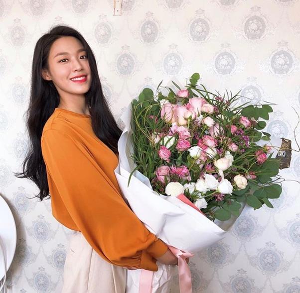 Group AOA member Seolhyun boasted a pure visual.On the afternoon of the 10th, Seolhyun posted a picture on his SNS with a heart emoticon.In the open photo, Seolhyun stares at the camera with a bouquet of flowers; his bright Smile snipers at the fan-sym.Seolhyuns clear features and small face brought out innocence.Meanwhile, AOA, a group of Seolhyun, made a comeback with its new album NEW MOON on the 26th of last month.Seolhyun is also active as an actor, appearing on JTBC Drama My Country last month.