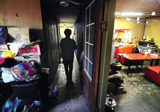 지난 6일 경기 양주시에 있는 컨테이너박스 주택에서 가영이(가명) 어머니가 얇은 패널조각으로 구분된 거실과 방 사이 통로를 걷고 있다. 윤성호 기자