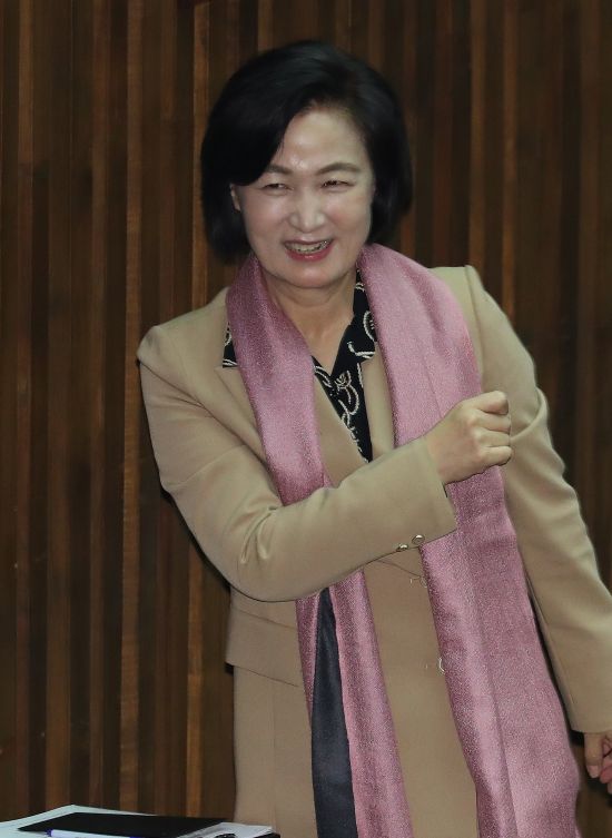 추미애 법무부 장관 후보자가  10일 국회 본회의에 참석해 동료 의원들과 대화하고 있다. 연합뉴스
