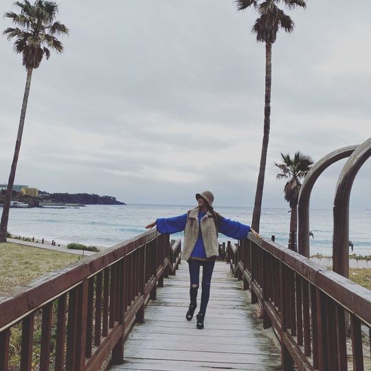 Lee Da-hae has enjoyed Jeju IslandActor Lee Da-hae posted an article and photo on his instagram on December 10, saying, Jeju Island is good, I love it so much.Lee Da-hae in the photo poses variously around the Jeju Island beach.Even if you look at the pose, you can feel the feelings of Lee Da-hae, who is so excited about Jeju Island. Lee Da-haes slender body is also outstanding.minjee Lee