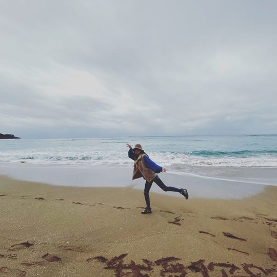 Lee Da-hae has enjoyed Jeju IslandActor Lee Da-hae posted an article and photo on his instagram on December 10, saying, Jeju Island is good, I love it so much.Lee Da-hae in the photo poses variously around the Jeju Island beach.Even if you look at the pose, you can feel the feelings of Lee Da-hae, who is so excited about Jeju Island. Lee Da-haes slender body is also outstanding.minjee Lee