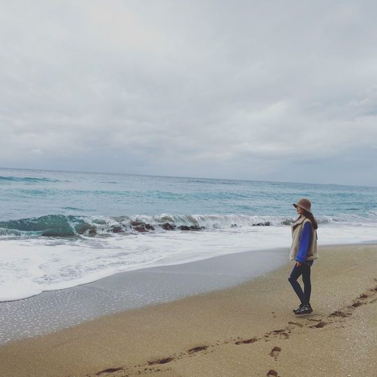 Lee Da-hae has enjoyed Jeju IslandActor Lee Da-hae posted an article and photo on his instagram on December 10, saying, Jeju Island is good, I love it so much.Lee Da-hae in the photo poses variously around the Jeju Island beach.Even if you look at the pose, you can feel the feelings of Lee Da-hae, who is so excited about Jeju Island. Lee Da-haes slender body is also outstanding.minjee Lee