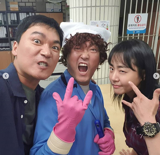 Actor Jo Jae-yoon released his testimony on the TVN monthly drama Catch the Phantom.Jo Jae-yoon posted several photos on December 11th with an article entitled Thank you for loving me a lot; my statues have suffered all of my stepfathers.In the photo, Jo Jae-yoon is standing side by side with actors Moon Geun-young, Kim Seon-ho and Ahn Seung-gyun.Other photos released by Jo Jae-yoon show Lee Joon-hyuk and Kim Seon-ho Moon Geun-young, who are making pleasant faces.Jo Jae-yoon, through the post, the TVN drama Catch the Phantom team actors boasted a friendly chemistry with a pleasant appearance.Choi Yu-jin