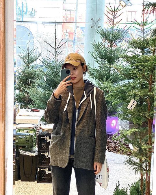 Actor Choi Sooyoung reveals chic visualChoi Sooyoung posted a picture on his Instagram on December 11th.The photo is Choi Sooyoungs selfie. Choi Sooyoung is showing fashion that feels a charming charm.Not only the unique emotional atmosphere, but also the eyes and charisma attract attention.Park So-hee