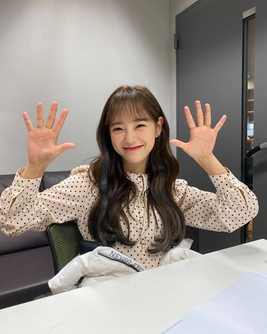 Group Gugudan member Sejeong boasted fresh beauty.Gugudans official Instagram page said on December 11, Thanks to the fibrillation today, positive energy full charge is completed.I will meet you at the show champ a little while (Gugudan official fandom name) and the photo was posted.The picture shows Sejeong smiling brightly, and the fresh atmosphere of Sejeong catches the eye. Sejeongs disappearing small face size and cute eyes are also outstanding.The fans who responded to the photos responded to It is really cute, It is a charm that I have to love and It is so beautiful.delay stock