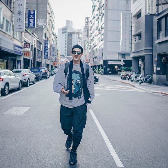 Lee Ki-woo showed off superior percentageActor Lee Ki-woo told his Instagram on December 11: Its exciting to eat a lot of delicious food.Now, I have posted a picture with the phrase Food in Memories, Heavenly Taiwan.Lee Ki-woo in the photo walks down the street wearing a beanie, which emanates a sharp charm with a sunny smile.han jung-won