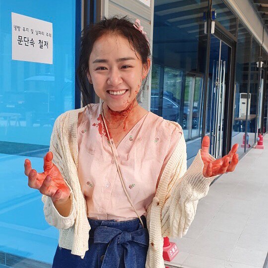 Actor Moon Geun-young has released the filming scene of TVN monthly drama Catch Phantom.Moon Geun-young wrote on his Instagram account on December 11, Eugene is hard to make up - in a blood makeup and burns - but a very exciting trap.The makeup team members have had a lot of trouble! Inside the picture was a picture of Moon Geun-young dressed in blood; Moon Geun-young is smiling clearly at the camera.A fresh smile from the horror blood makeup and the conflicting Moon Geun-young catches the eye.The fans who responded to the photos responded such as I watched the drama really well, Thank you sister, I am pretty even if I am dressed.delay stock