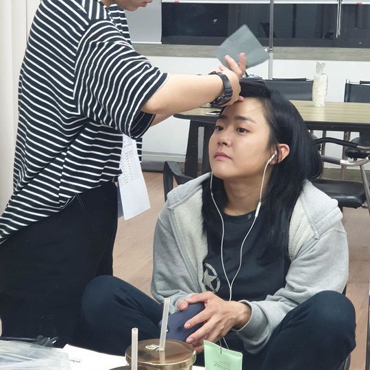 Actor Moon Geun-young has released the filming scene of TVN monthly drama Catch Phantom.Moon Geun-young wrote on his Instagram account on December 11, Eugene is hard to make up - in a blood makeup and burns - but a very exciting trap.The makeup team members have had a lot of trouble! Inside the picture was a picture of Moon Geun-young dressed in blood; Moon Geun-young is smiling clearly at the camera.A fresh smile from the horror blood makeup and the conflicting Moon Geun-young catches the eye.The fans who responded to the photos responded such as I watched the drama really well, Thank you sister, I am pretty even if I am dressed.delay stock