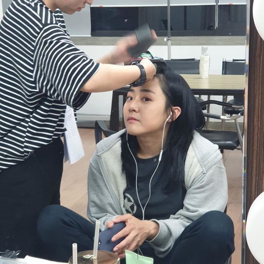 Actor Moon Geun-young has released the filming scene of TVN monthly drama Catch Phantom.Moon Geun-young wrote on his Instagram account on December 11, Eugene is hard to make up - in a blood makeup and burns - but a very exciting trap.The makeup team members have had a lot of trouble! Inside the picture was a picture of Moon Geun-young dressed in blood; Moon Geun-young is smiling clearly at the camera.A fresh smile from the horror blood makeup and the conflicting Moon Geun-young catches the eye.The fans who responded to the photos responded such as I watched the drama really well, Thank you sister, I am pretty even if I am dressed.delay stock